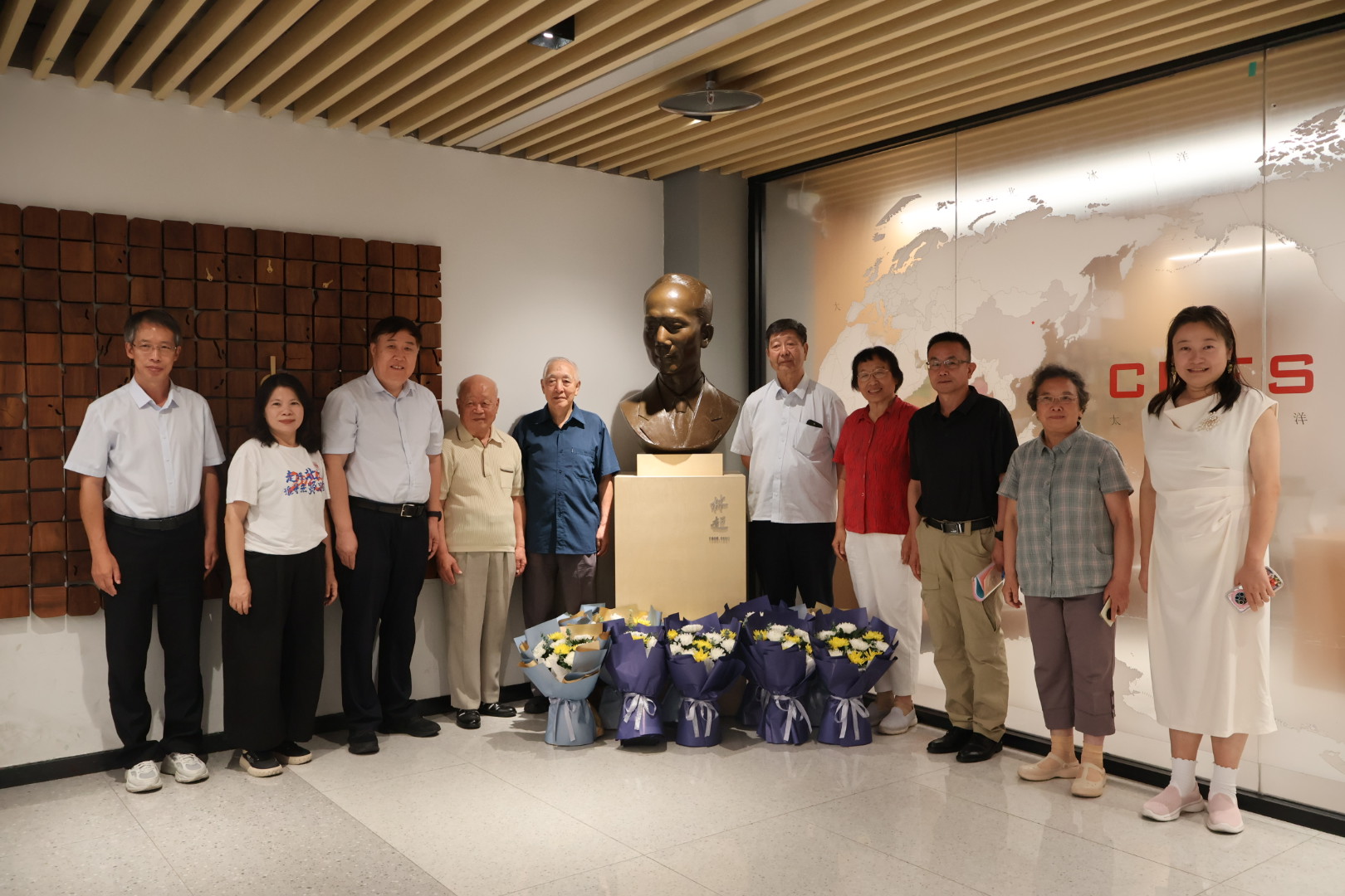 与林超先生铜像合影.JPG